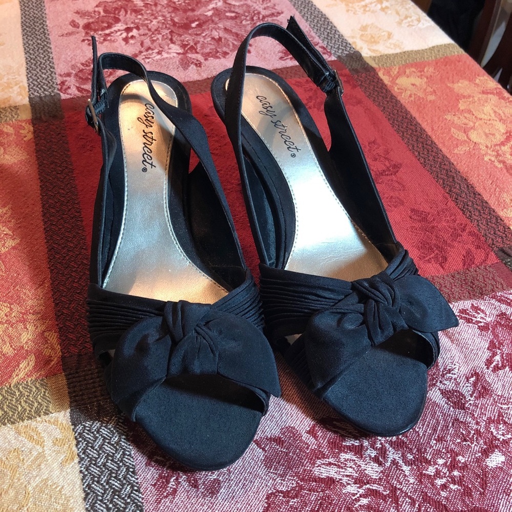 Easy Street Black Bow Tie Front Baby Heel Wide